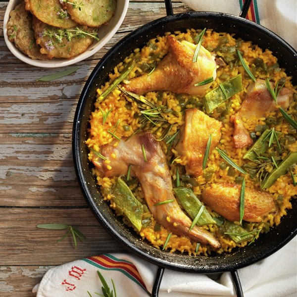Receta tradicional de paella de pollo y conejo